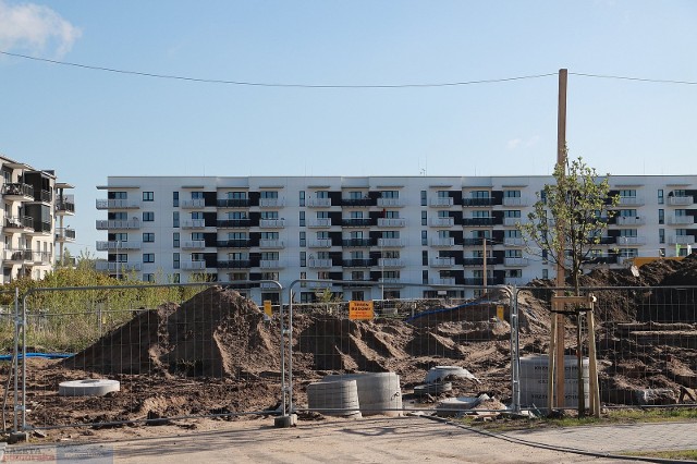 Przy ul. Celulozowej we Włocławku powstają dwa kolejne bloki z mieszkaniami na wynajem. Zobaczcie zdjęcia w placu budowy z końcówki kwietnia 2023.
