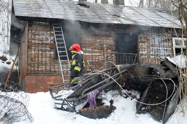 Do domu, w którym Sylwia M. mieszkała z dziećmi, strażacy mogli wejść dopiero po ugaszeniu płomieni.