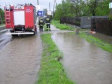 Woda zalewa ulicę Warszawską w Kielcach