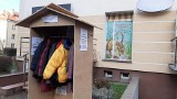 Wymiana ciepła w Białymstoku. Przy ul. Białówny stanęła szafa na ubrania dla potrzebujących (ZDJĘCIA)