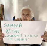 Seniorzy z Rodzinnego Domu Opieki Zielony Dworek spisali chwytające za serce rady. Zobacz, co się naprawdę liczy w życiu