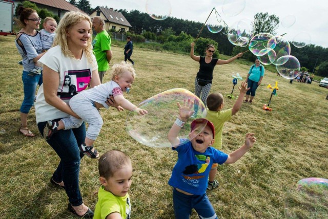 3 czerwca na Czyżkówku w Bydgoszczy odbył się festyn osiedlowy. Dzieci i dorośli spotkali się już po raz osiemnasty na osiedlowym placu zabaw. Atrakcji nie brakowało! Były między innymi praca w kuźni i gliniarni, występy MDK nr 6 oraz przedszkolaków z przedszkoli "Ekolaki" i "Iglaki", jazda na konikach, zabawa w dmuchanym zamku, malowanie twarzy, dobra muzyka oraz konkursy. Oczywiście tradycyjnie nie zabrakło smakołyków z grilla.INFO Z POLSKI  - przegląd najciekawszych informacji ostatnich dni w kraju (25-31.05.2017)