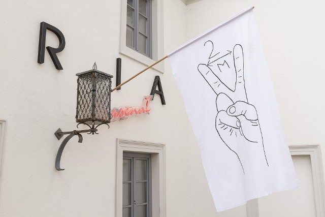 Monika Drożyńska, Dwa, 2020, flaga, haft ręczny na tkaninie bawełnianej (prezentacja w przestrzeni realnej), 70 × 100 cm