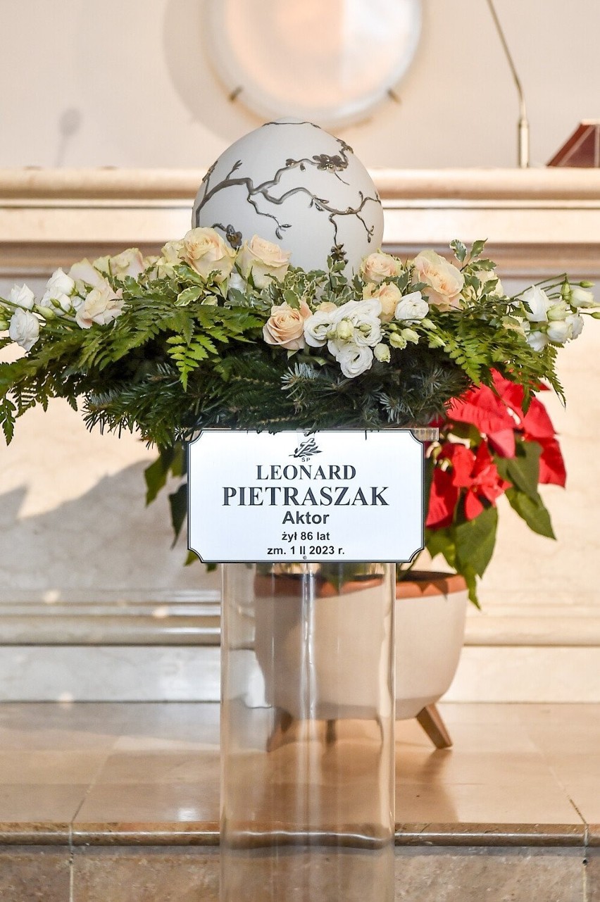 Tak wyglądała msza żałobna za Leonarda Pietraszaka. Odczytano wzruszający list od żony aktora. Bliscy i przyjaciele złożyli zmarłemu piękny hołd