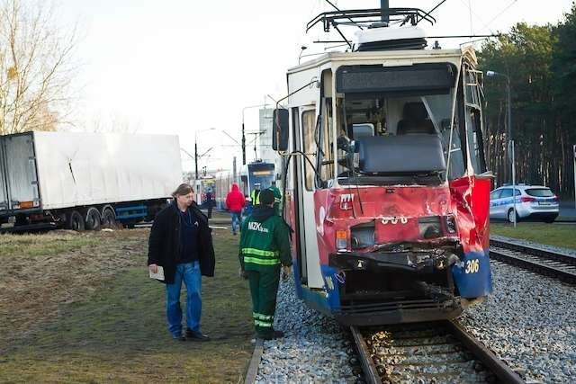 Tak po zderzeniu z TIR-em wyglądał TRamwaj linii nr 7. Gdyby naczepa samochodu była załadowana, skutki wypadku byłyby poważniejsze