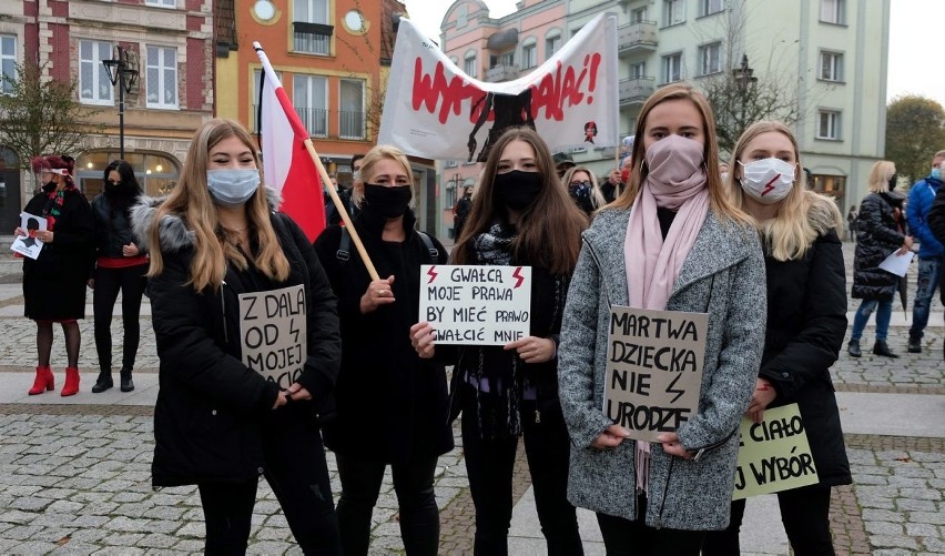 Kolejny dzień protestu kobiet w Człuchowie. Wikariusz nazywa akcję sodomą i diabelskim rykiem, apeluje o obronę kościoła