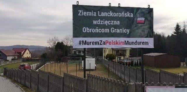 Wielka tablica z hasłami poparcia dla mundurowych góruje nad Lanckoroną