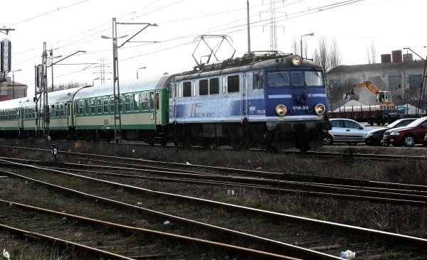 Godzinę trwało usuwanie z torowiska pociągu osobowego, który popsuł się na rozjeździe przy stacji Łódź Chojny i blokował przejazd innym składom.