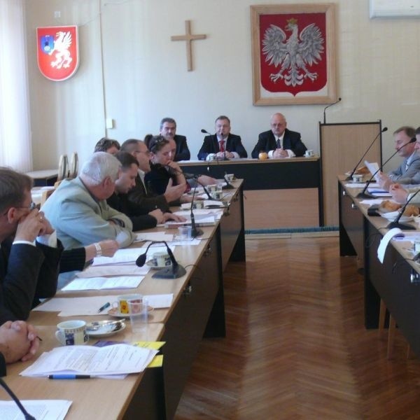 Na ostatniej sesji radni jednogłośnie opowiedzieli się za walką o zachowanie obecnych kompetencji powiatu. Złożyli swoje podpisy pod pismem protestacyjnym.