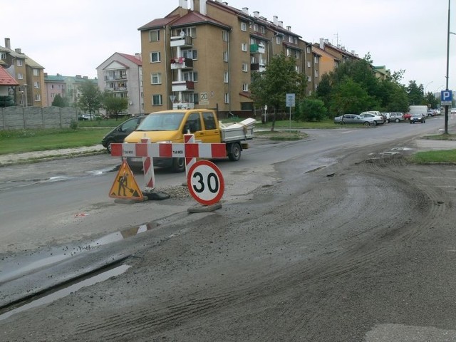 Wyrwa na ulicy 11 Listopada w Tarnobrzegu została zasypana kamieniami i zabezpieczona znakami.