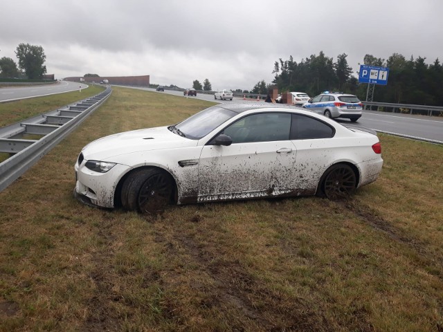 Zaczęło się od tego, że kierowca bmw jechał autostradą, wpadł w poślizg i zatrzymał się na barierkach. Policjanci, którzy wykonywali czynności na miejscu ustalili, że 48-letni mieszkaniec Grudziądza jechał zbyt szybko.