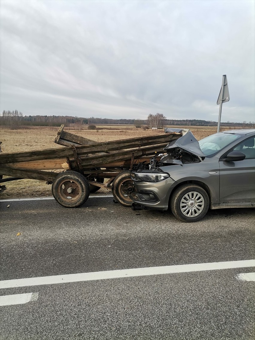 Wypadek w gminie Klwów w powiecie przysuskim. Samochód osobowy wbił się w tył przyczepy ciągniętej przez traktor. Ranna jedna osoba