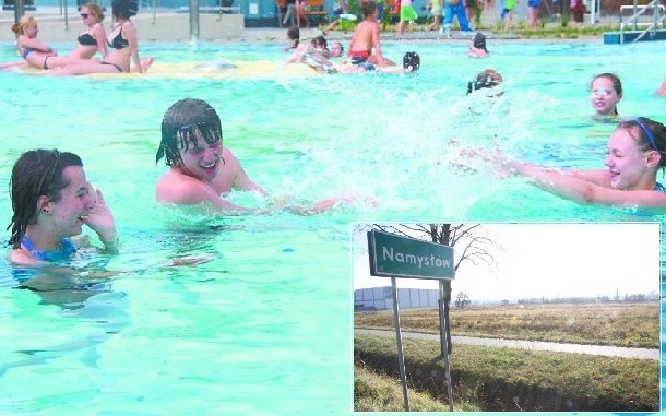 Namysłowski hit i kit: mieszkańcy świetnie bawią się w nowych basenach, z drugiej strony podmiejskie tereny wciąż czekają na inwestorów.