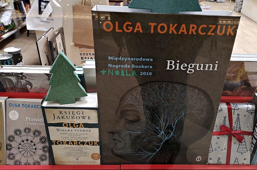Kraków. Książki Olgi Tokarczuk schodzą z księgarni jak świeże bułeczki [ZDJĘCIA]