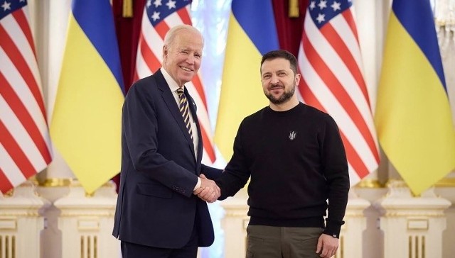 Wizyta Joe Bidena w Kijowie została porównana do obecności prezydentów Washingtona i Lincolna na polach bitew