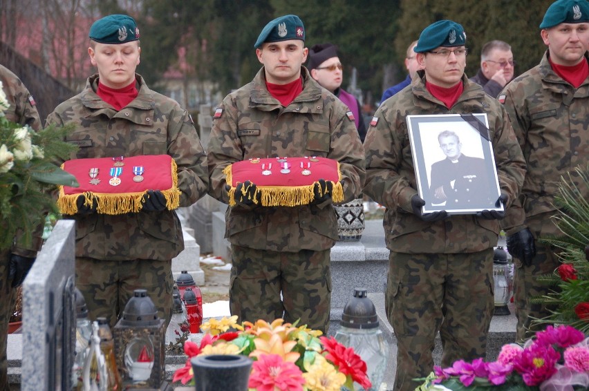 Pogrzeb komandora ks. Zbigniewa Kłuska w rodzinnej Lubczy