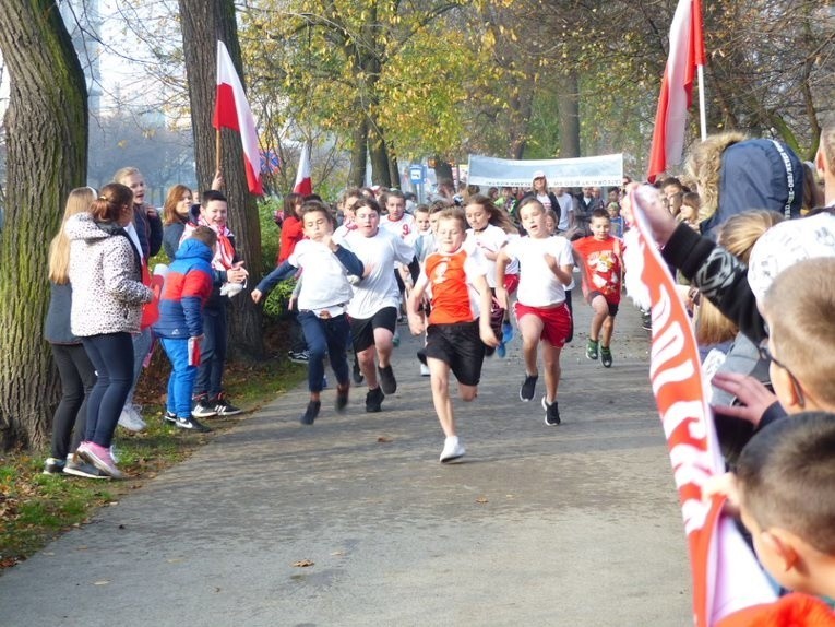 100 biegaczy na 100-lecie. W PSP 13 Radom uczniowie godnie i na sportowo uczcili okrągłą rocznicę odzyskania niepodległości (ZDJĘCIA)