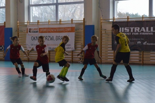 Piłkarze Młodzika Radom (w żółtych koszulkach) zwyciężyli w turnieju Młodzik Cup, w którym rywalizował rocznik 2010.