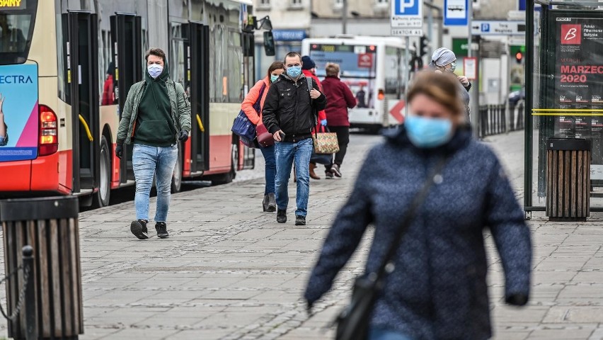 PKN Orlen, LOT, Agata Meble, 4F i Żabka - według Polaków to właśnie te firmy zaangażowały się w walkę z koronawirusem