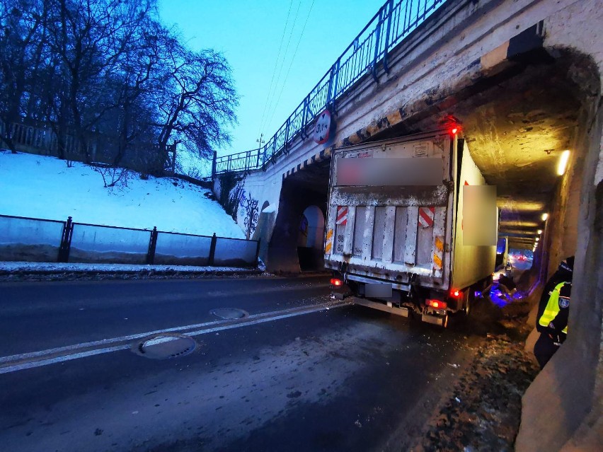 Tir zaklinował się pod wiaduktem na ul. Szczecińskiej w...