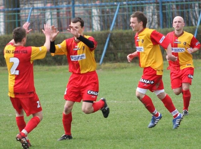 Piłkarze Tłoków Gorzyce mieli powody do zadowolenia, bowiem sięgnęli po kolejne trzy punkty, tym razem zwyciężając w Przyszowie. 