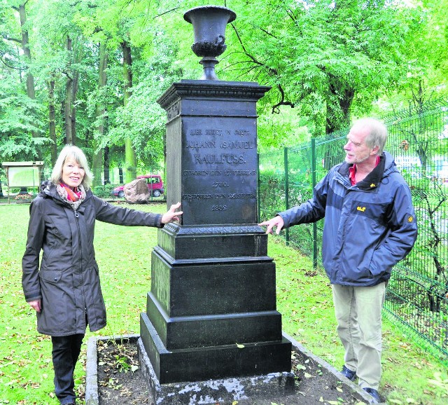 Kilka lat temu Gesine Reinstrom - szefowa stowarzyszenia dawnych uczniów gimnazjum - z mężem Jürgenem oglądała pomnik Jana Samuela Kaulfussa (na zdjęciu) i poprosiła dawnych absolwentów gimnazjum o wsparcie jego renowacji 