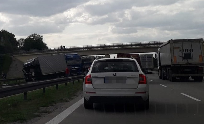 Wypadek 3 aut na autostradzie A4 pod Wrocławiem. Droga zablokowana, potężne korki