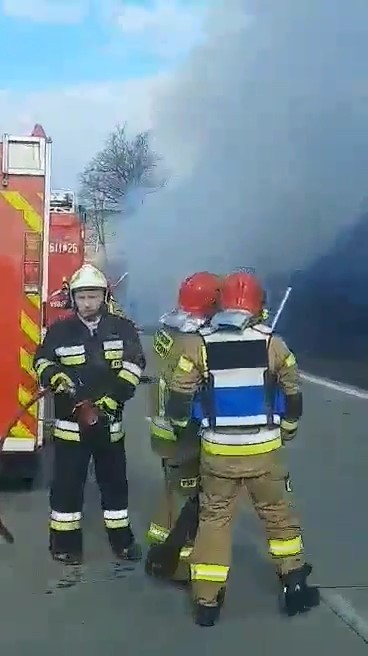 Pożar busa na autostradzie A4 pod Lubiatowem. Droga w stronę Zgorzelca zablokowana