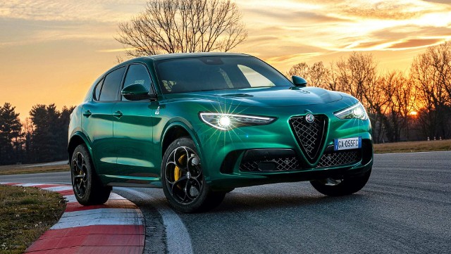 Alfa Romeo Stelvio Quadrifoglio 2020 W Stelvio 2020 dodano także szereg nowych systemów bezpieczeństwa, w tym asystenta utrzymania pasa ruchu, aktywnego asystenta martwego pola, aktywny tempomat, asystenta jazdy w korku i asystenta autostrady - te trzy ostatnie elementy zostały po raz pierwszy systemowo połączone ze sobą, aby umożliwić półautonomiczną funkcję jazdy na poziomie 2.Fot. Alfa Romeo