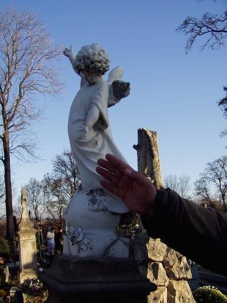 W ubiegłym roku został odnowiony porcelanowy aniołek na jednym z niemieckich grobów, jedyna tego typu rzeźba na cmentarzu parafialnym.