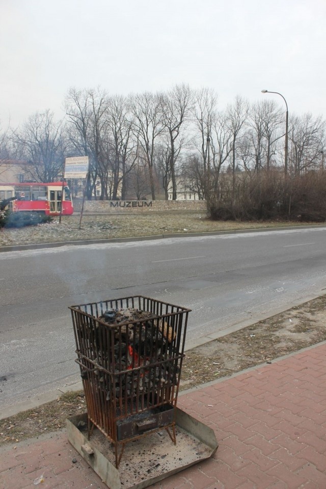 Będzin: Na przystankach czekających na autobus grzeją koksowniki