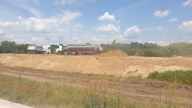 Prace budowlane nad Pilicą w Nowym Mieście. Na miejscu powstaje park przyrodniczo-edukacyjny. Więcej na kolejnych slajdach.