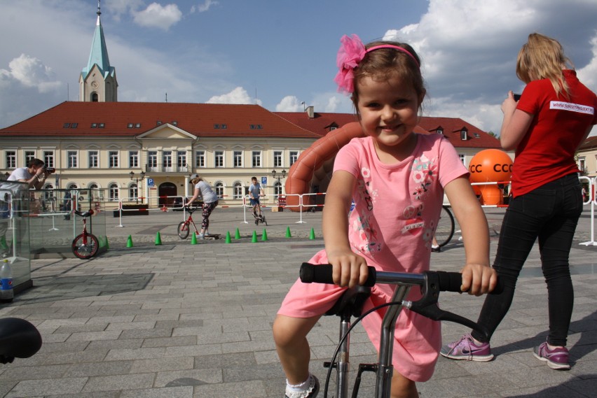 Karpacki Wyścig Kurierów dzisiaj przyjedzie do Oświęcimia. Czekając na kolarzy dzieci szaleją na rowerach na rynku