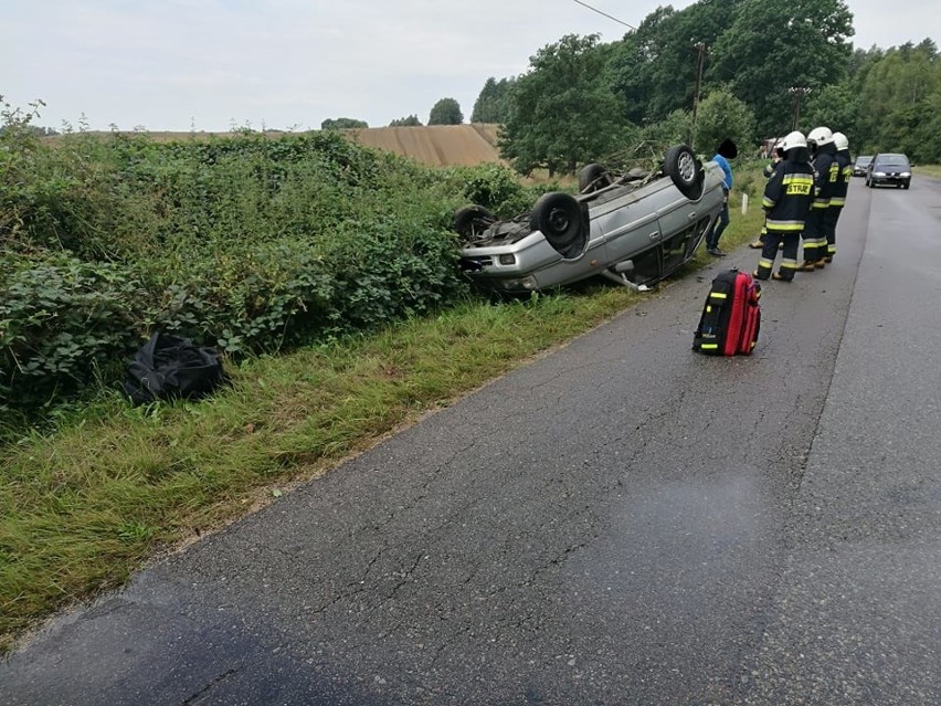 Groźna kolizja. Polonez dachował. Kierowca o własnych siłach wyszedł z poloneza