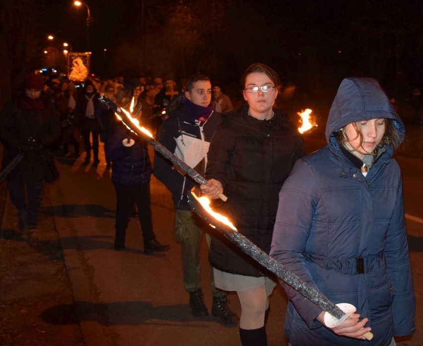 Tłumna procesja w Skarżysku z incydentem, Mlody mężczyzna głośno ubliżał księżom