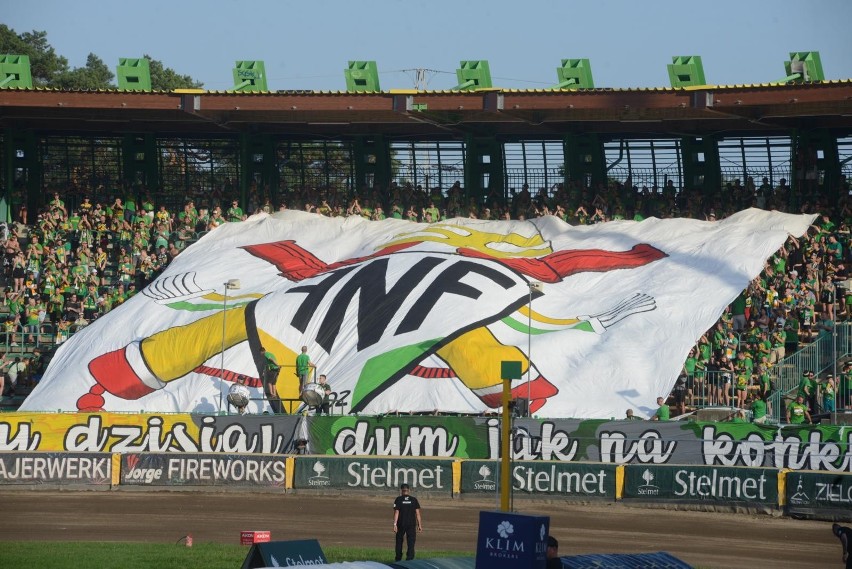 Trybuny żużlowego stadionu w Zielonej Górze.