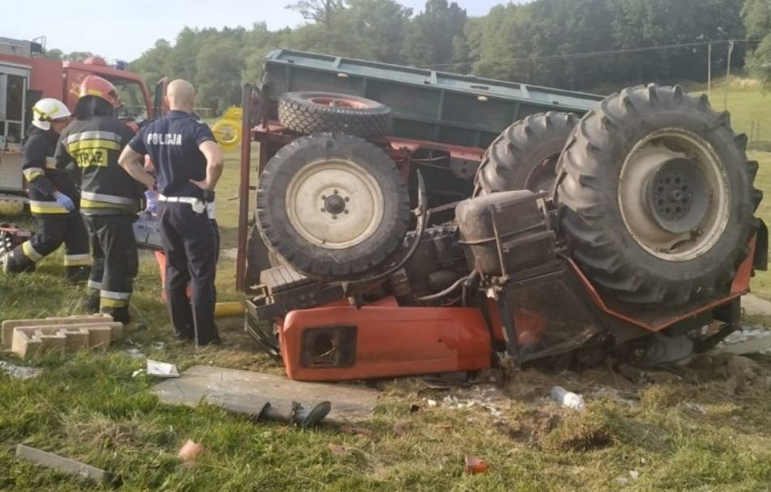 Ciągnik przewrócił się i przygniótł dziadka z wnukiem