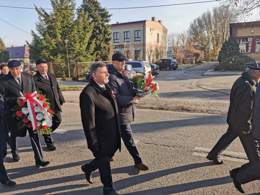 Święto Niepodległości w gminie Kunów. Kwiaty przy pomnikach w Kunowie i Kolonii Inwalidzkiej [ZDJĘCIA]