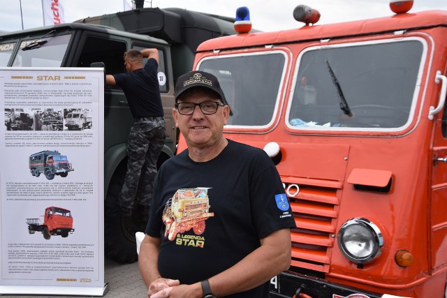 Legendarne samochody Star na parkingu przez Centrum M1 w Radomiu. Więcej na kolejnych zdjęciach