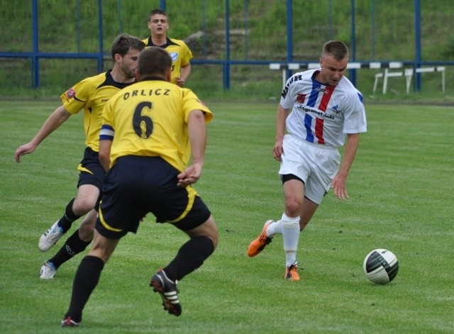Michał Gajos (z prawej) strzelił dla skarżyskiego Granatu dwie bramki w derbowym meczu z Orliczem Suchedniów.