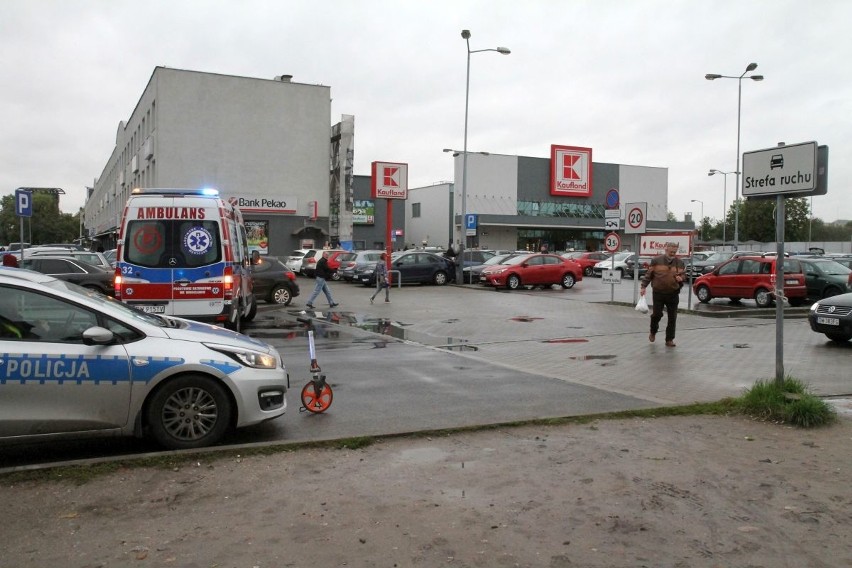 Wrocław: Wypadek pod Kauflandem przy Legnickiej. Opel potrącił dwie kobiety
