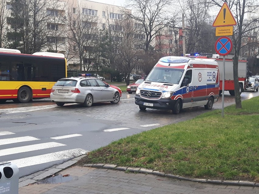 Wypadek na Gajowicach we Wrocławiu. "Maluch" uderzył w bmw [ZDJĘCIA]