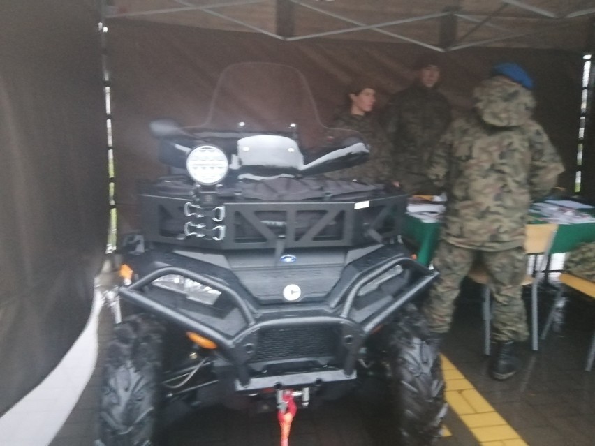 Deszczowy piknik Służymy Niepodległej na terenie  sandomierskiej jednostki. Wojskowych atrakcji nie zabrakło