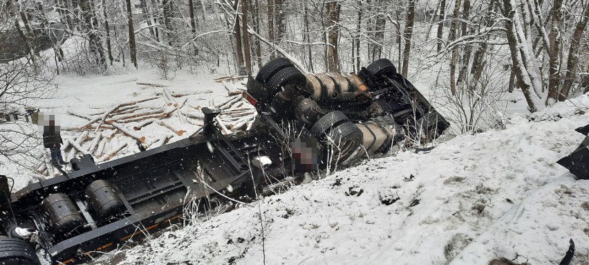 Wypadek ciężarówki koło Gołębiej Góry. Droga 212 była zablokowana