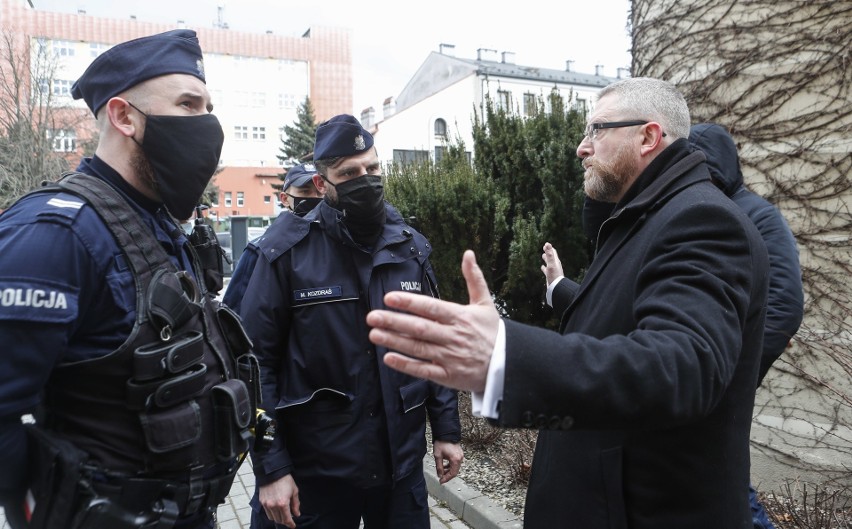 Grzegorz Braun zarzuca rzeszowskiej policji przeszkadzanie w prowadzeniu kampanii. Policja: pismo zostanie skierowane do prokuratury