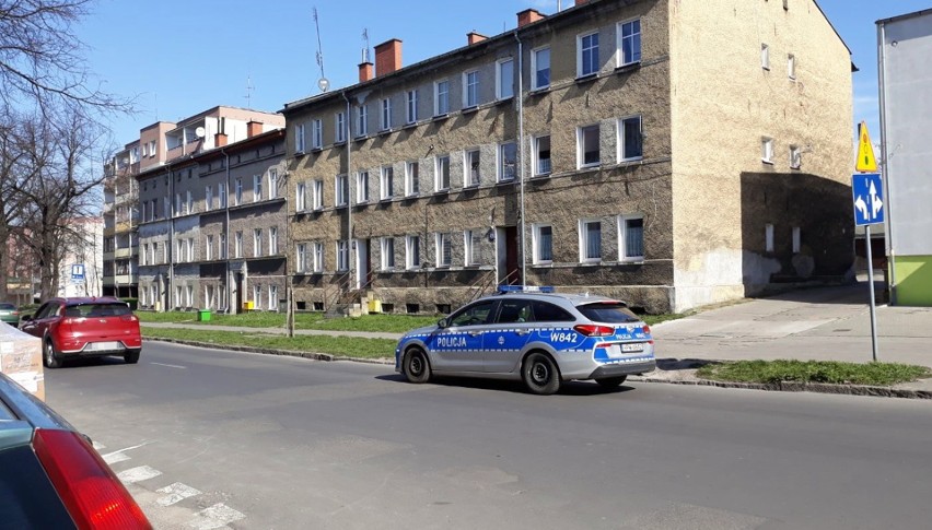 Dziewięć tysięcy osób na kwarantannie. Policja sprawdza każdą z nich. Jak?