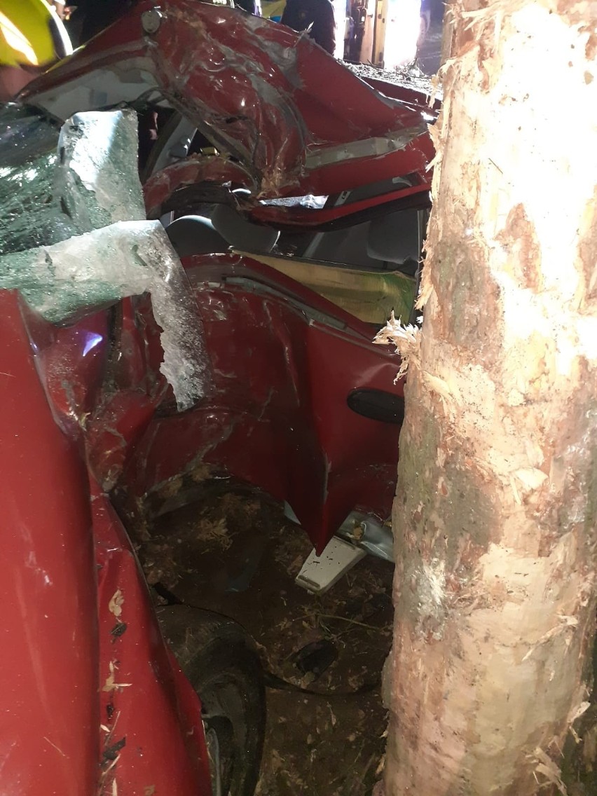 Koszmarny wypadek we Florentynowie obok Parzęczewa. 23-latka uderzyła w drzewo