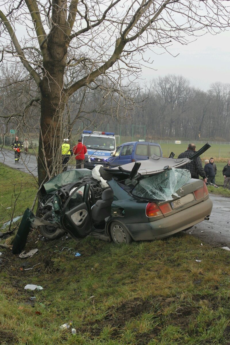 Wypadek koło Solnej (gmina Kobierzyce). Samochód uderzył w...