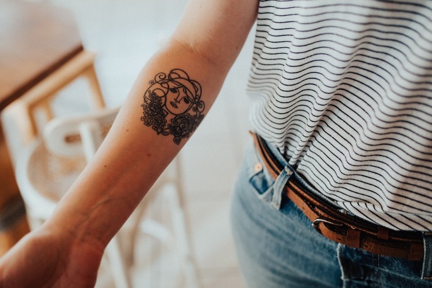 Marzysz o nowym tatuażu? Sprawdź te wzory! Pomysły na tatuaż: minimalistyczny, rękaw, wzory. Jaki pasuje do Ciebie? 