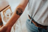 Marzysz o nowym tatuażu? Sprawdź te wzory! Pomysły na tatuaż: minimalistyczny, rękaw, wzory. Jaki pasuje do Ciebie? 